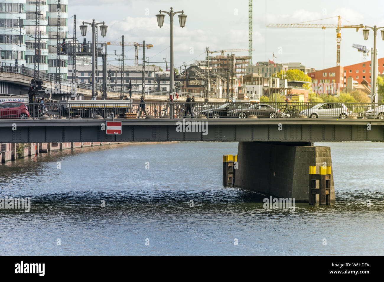 BERLIN, DEUTSCHLAND - 26. September 2018: belebten Umgebung mit Autos, Lastwagen und Personen über eine Brücke über die Spree Kanal, mit Gebäuden Stockfoto