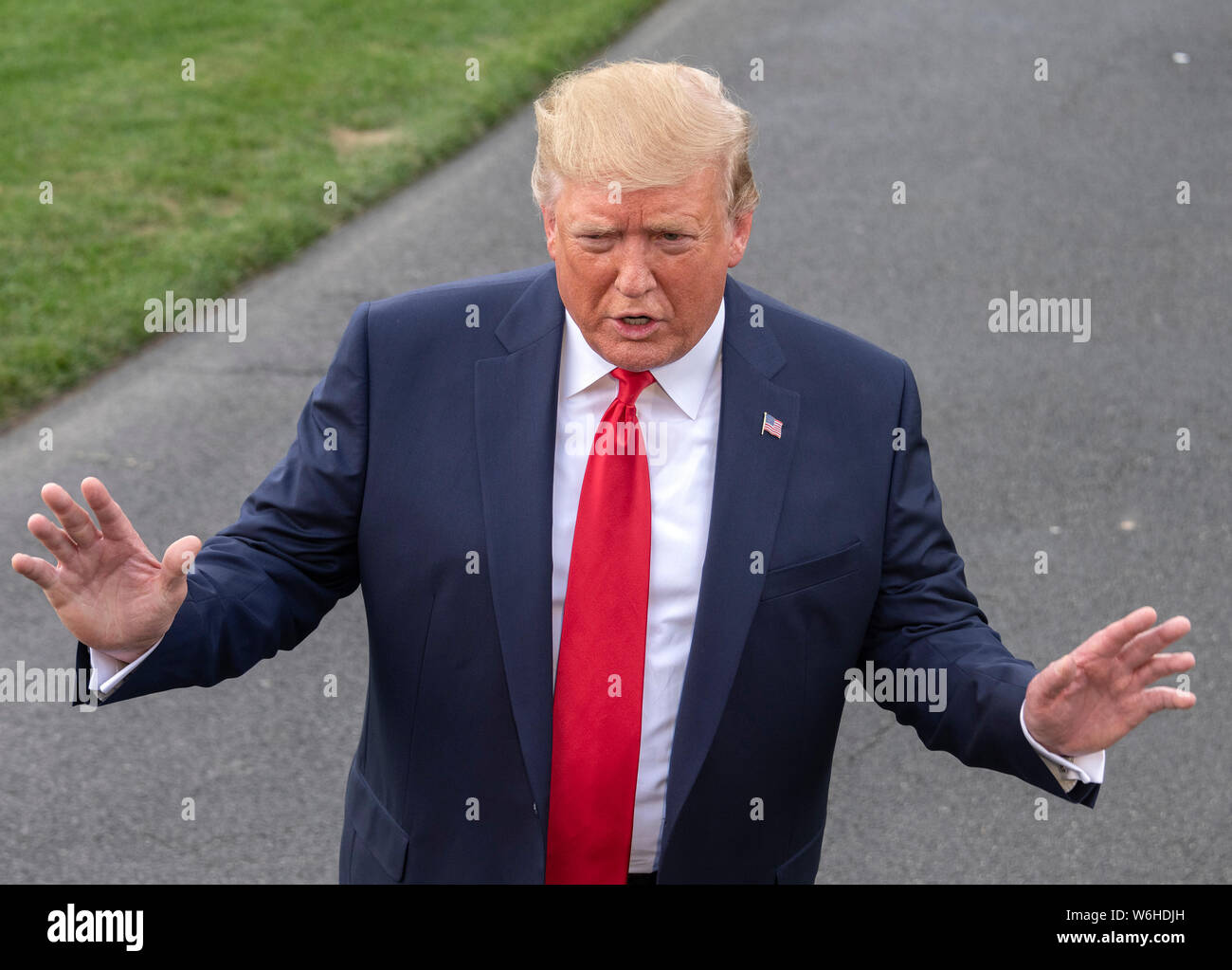 Präsidenten der Vereinigten Staaten Donald J. Trumpf macht Anmerkungen zu den Reportern im Weißen Haus in Washington, DC, vor dem Boarding Marine One für eine Reise nach Cincinnati, Ohio, wo er an einer fundraising Ausschuss Empfang teilnehmen werden und Erläuterungen bei einem Amerika wieder einmal Super Rally am Donnerstag, 1. August 2019. Quelle: Ron Sachs/CNP | Verwendung weltweit Stockfoto