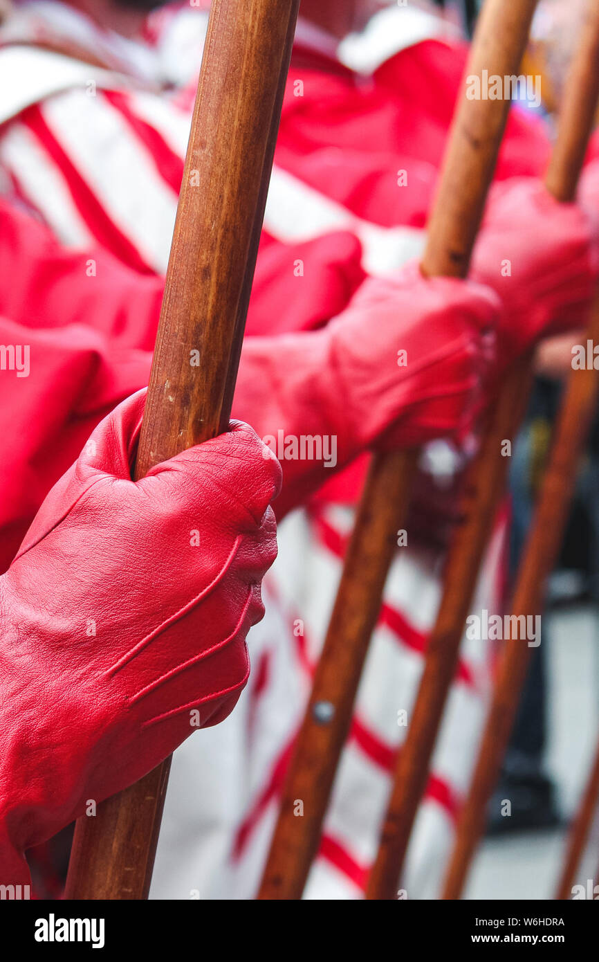 Detail der Männer Hand Speer. Die traditionelle Parade am Schweizer Nationalfeiertag. Nationalfeiertag der Schweiz, am 1. August. Feier der Gründung der Eidgenossenschaft. Tag der Unabhängigkeit Stockfoto