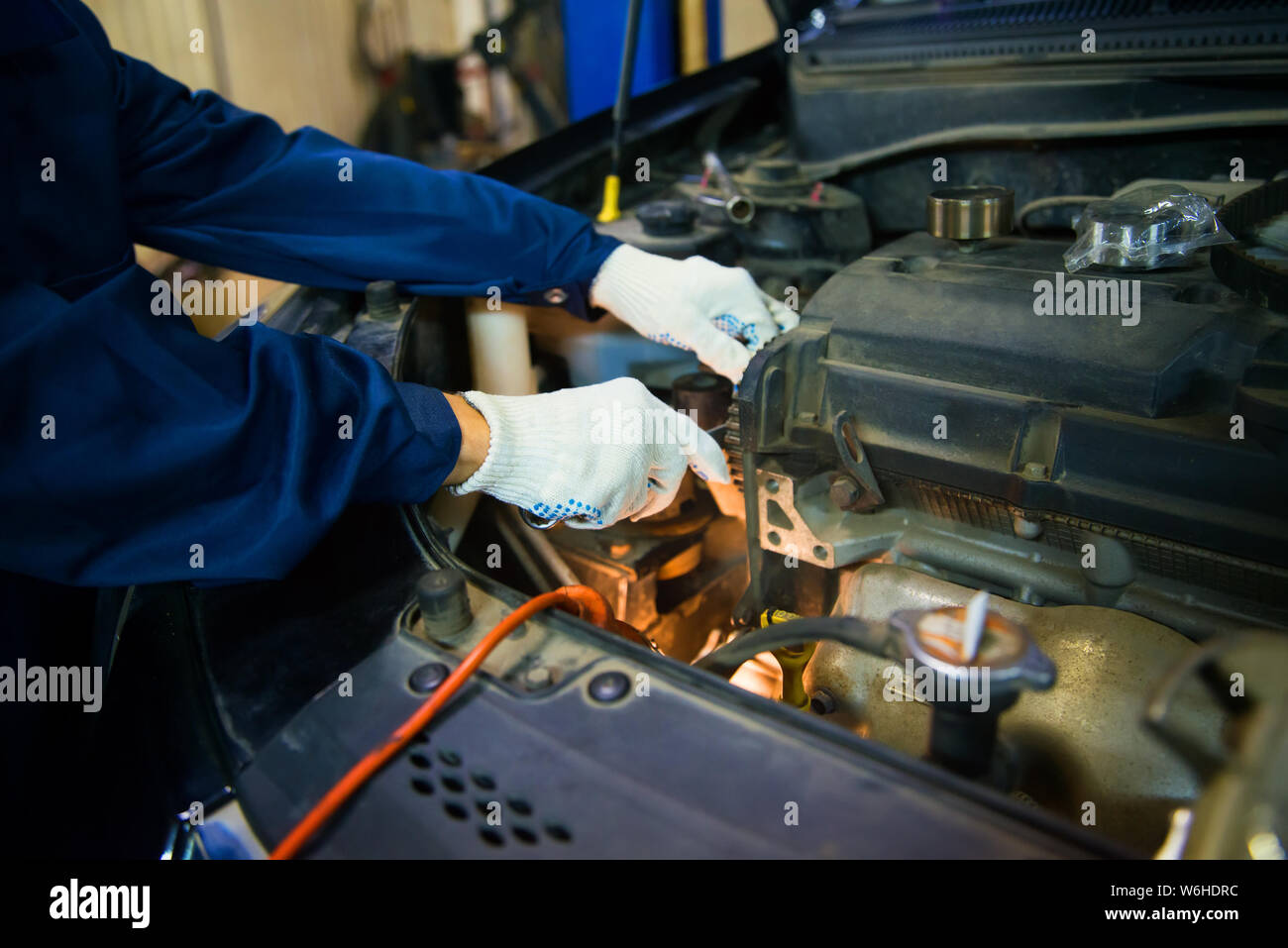 Arbeitnehmer Reparaturen Auto Motor mit geringer Tiefenschärfe Stockfoto