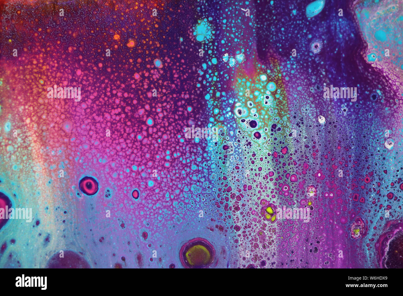 Interessant abstrakte Acrylmalerei in hellen, lebendigen Farben, ähnelt Blasen auf dem Meeresgrund für Hintergrund. Stockfoto