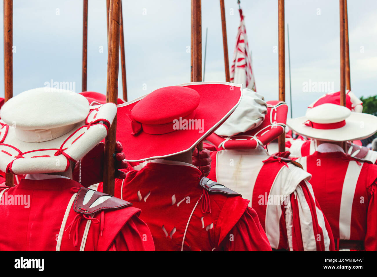Die traditionelle Parade am Schweizer Nationalfeiertag. Nationalfeiertag  der Schweiz, am 1. August. Feier der Gründung der Eidgenossenschaft. Tag  der Unabhängigkeit. Historische rot weiß Kostüme Stockfotografie - Alamy