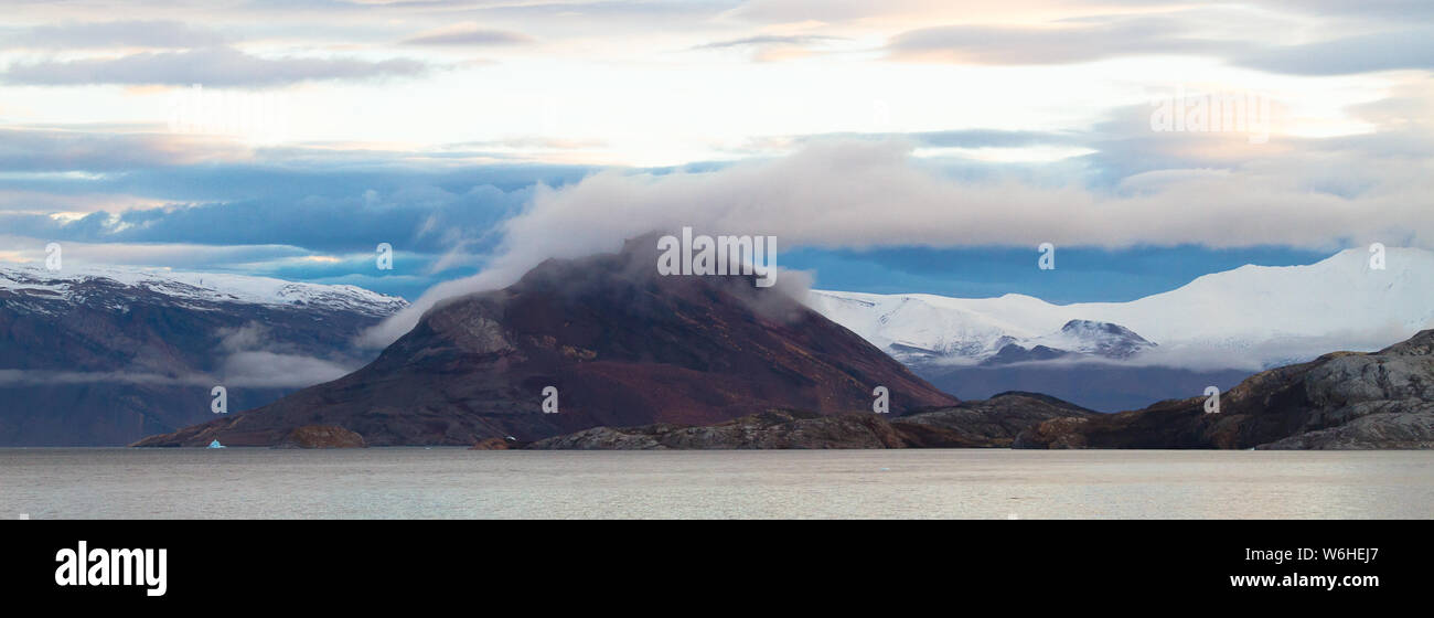 Niedrige cloud zerschlägt in einem niedrigen Hügel in Kempe Fjord, Grönland, die zu einem unerwarteten Aufstieg in die Höhe. Stockfoto