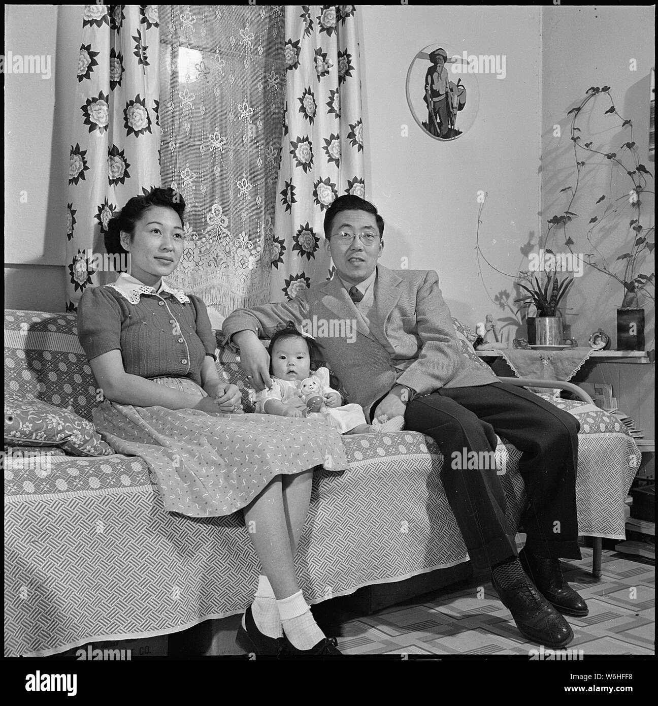 Herz Berg Relocation Center, Heart Mountain, Wyoming. Eine typische Nisei Familie von Herzen. . .; Umfang und Inhalt: Der vollständige Titel für dieses Foto liest: Herz Berg Relocation Center, Heart Mountain, Wyoming. Eine typische Nisei Familie von Herzen Berg Relocation Center, sind Herr und Frau Thomas Oki und ihre kleine Tochter, Dinne. In der heutigen Zeit, Tom ist Block Manager von Block 25 im Zentrum. Die Okis Früher residierte in Hollywood, Kalifornien, wo Herr Oki von der Hanford Labor (Forschung medizinische Bakteriologe) beschäftigt war. Tom ist ein Absolvent der Stanford University Stockfoto