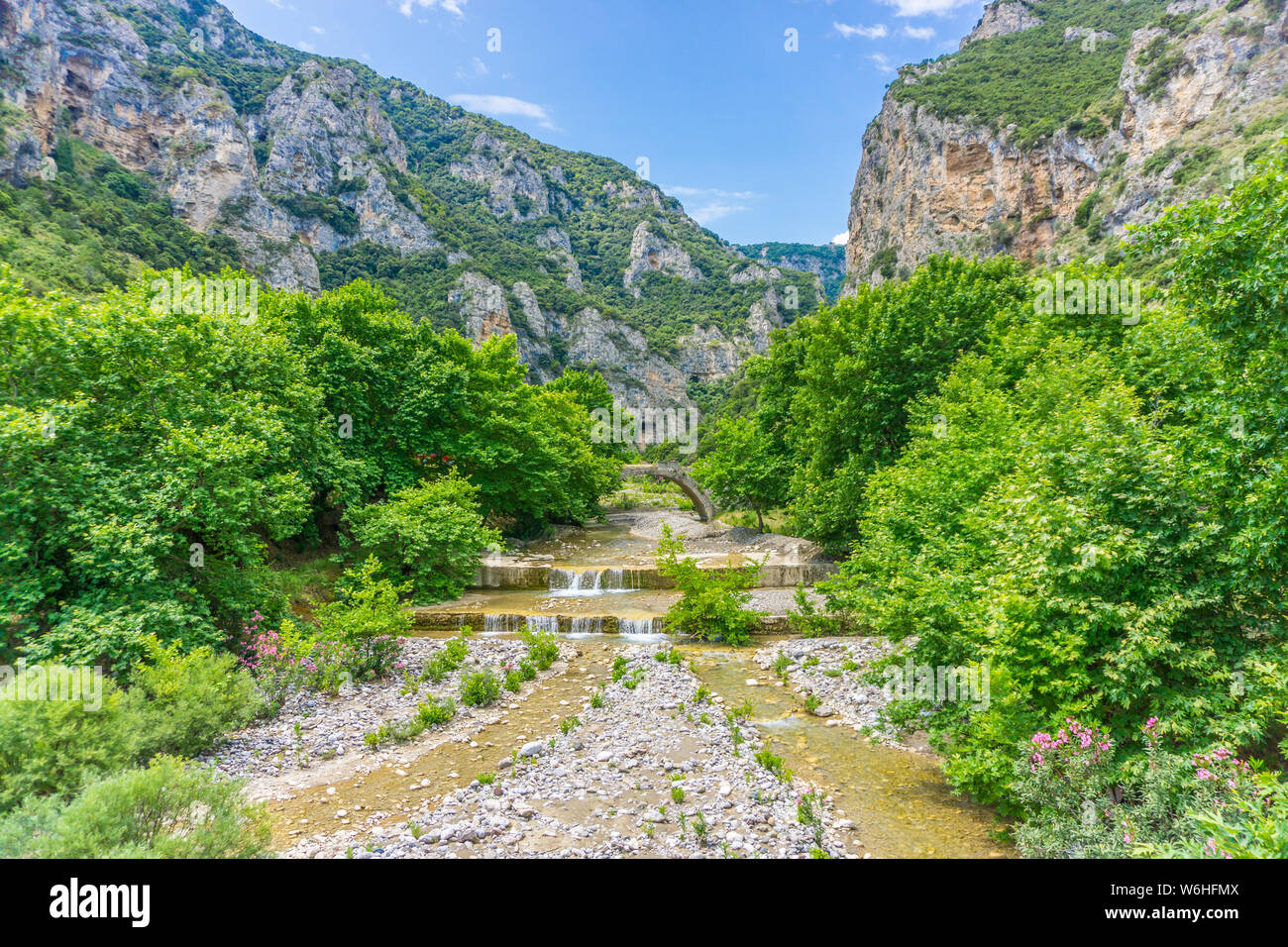 Die Ufer des Flusses Asopos am Eingang der Schlucht in der Nähe von Nationalpark von Oiti in Zentral Griechenland Stockfoto Die Ufer des Flusses Asopos am Eingang der Schlucht in der Nähe von Nationalpark von Oiti in Zentral Griechenland Stockfoto