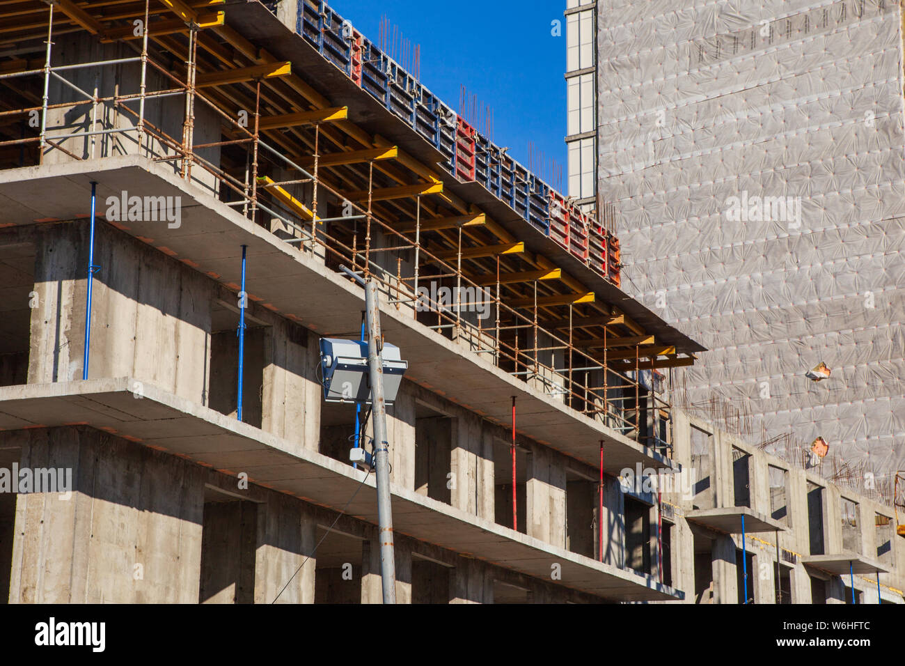 Der Prozess der Bau von mehrgeschossigen monolithische Gebäude. Beton und Metall Rahmen der Geschossdecken und Spalten. Stockfoto