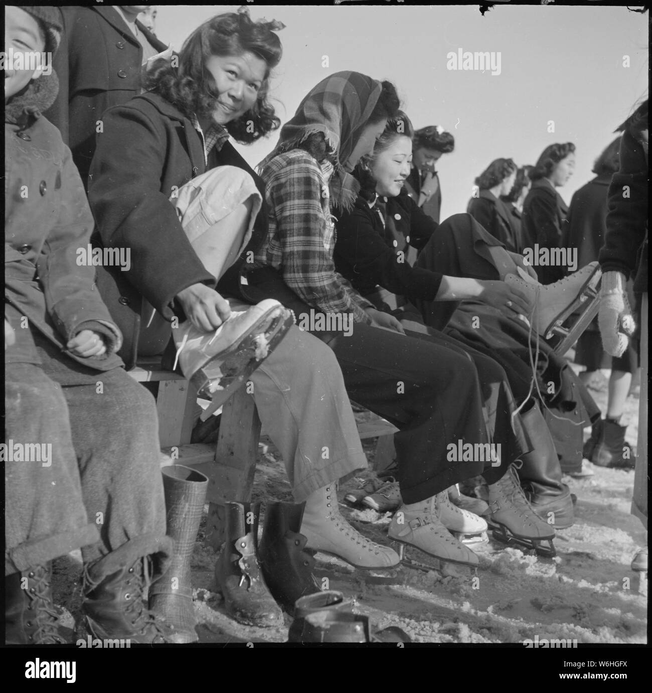 Herz Berg Relocation Center, Heart Mountain, Wyoming. Einige der Kostüme tragen noch die Stam. . .; Umfang und Inhalt: Der vollständige Titel für dieses Foto liest: Herz Berg Relocation Center, Heart Mountain, Wyoming. Einige der Kostüme tragen noch den Stempel von Kalifornien leben, aber die Schlittschuhe sind streng mitten im Winter, wie diese jungen Relocation Center Bewohner der japanischen Vorfahren für eine Stunde auf dem Eis vorbereiten. Stockfoto