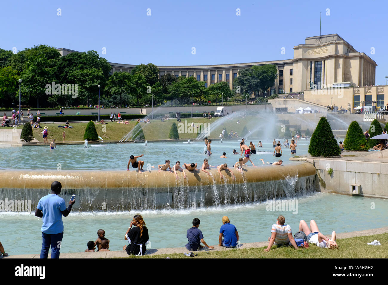 Pariser versuchen, cool in den Brunnen von Trocadero Gärten in Paris halten, Frankreich Stockfoto