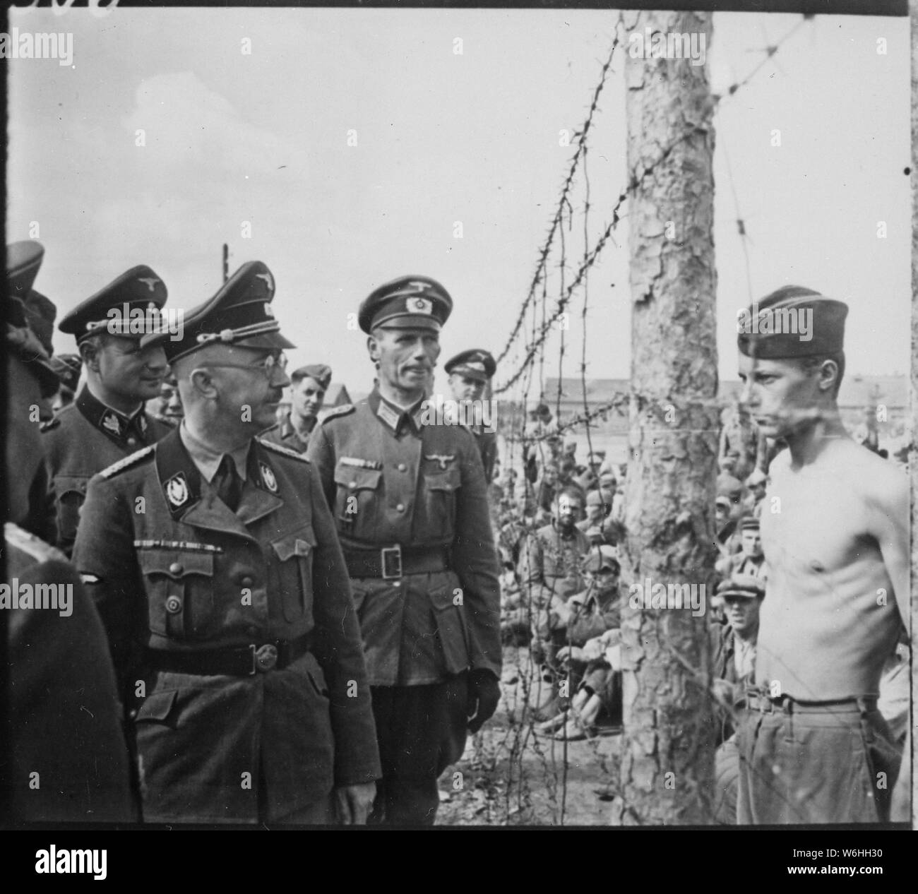 Himmler besichtigt sterben Gefangenenlager in Russland. Heinrich Himmler inspiziert ein Kriegsgefangenenlager in Russland, circa 1941. Heinrich Hoffman Kollektion.; Allgemeine Hinweise: Verwenden Sie Krieg und Konflikt Nummer 1275 bei der Bestellung eine Reproduktion oder Anforderung von Informationen zu diesem Bild. Stockfoto