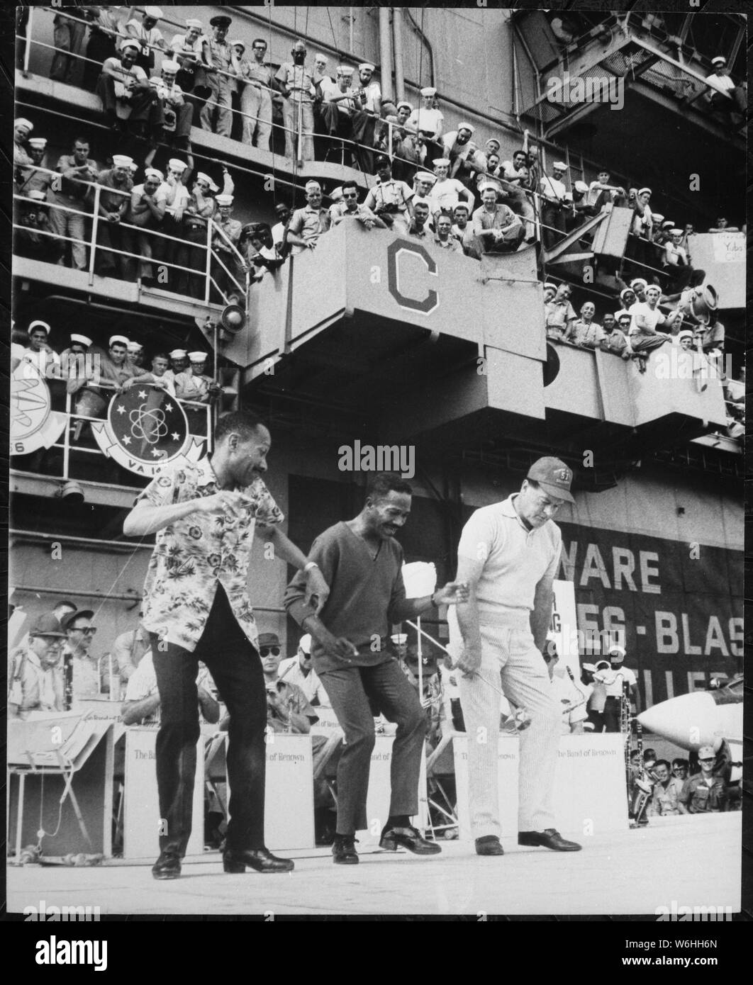 Hollywood Schauspieler Bob Hoffnung verbindet Tänzer Harold und Fayard Nicholas in einem Tanz Schritt an Bord der US-Flugzeugträger Ticonderoga. Viet Nam Foto Service., 12/1965; Allgemeine Hinweise: Verwenden Sie Krieg und Konflikt Nummer 390 bei der Bestellung eine Reproduktion oder Anforderung von Informationen zu diesem Bild. Stockfoto