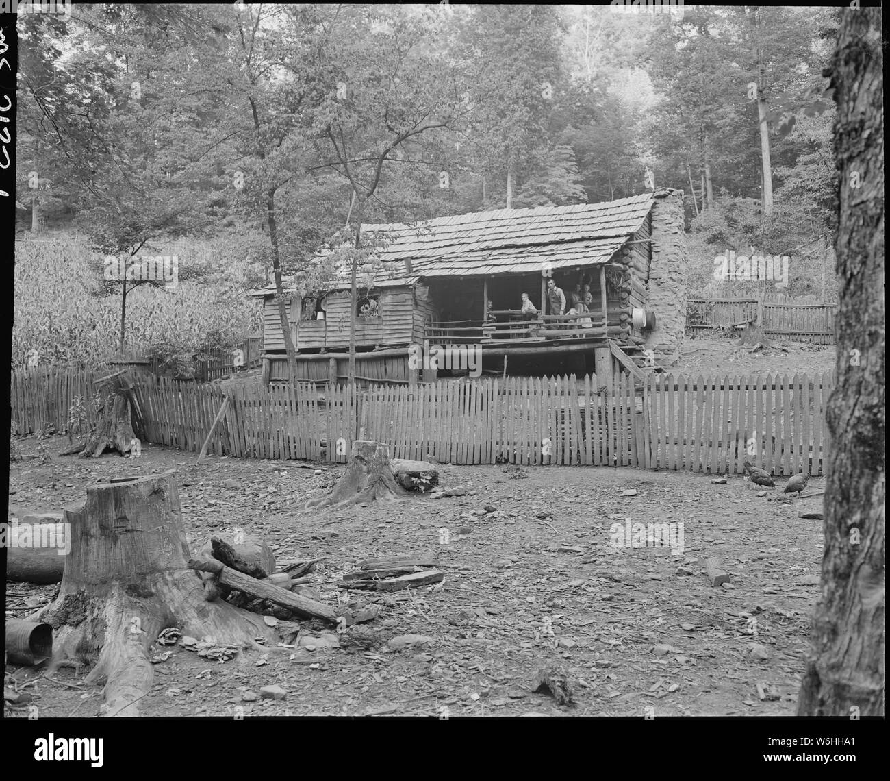 Home von John Whitehead, seine Frau und seine sechs Kinder und sechs Enkelkinder; Umfang und Inhalt: Startseite von John Whitehead, seine Frau und seine sechs Kinder und sechs Enkelkinder. Dieses Haus, auf dem Land errichtet, wurde von Herrn Whitehead's Halbbruder ohne Kosten für Material oder Arbeitszeit für das Unternehmen errichtet; die Builder (halbbruder) wurde die Verwendung des Haus mieten - kostenlos für drei Jahre und am Ende dieser Periode das Eigentum des Hauses an die Gesellschaft zurück zu erhalten. Der Bruder hat sich am Ende eines Jahres, ohne Cash Settlement von der Firma. Das Haus mieten jetzt für $ 6 Mo Stockfoto