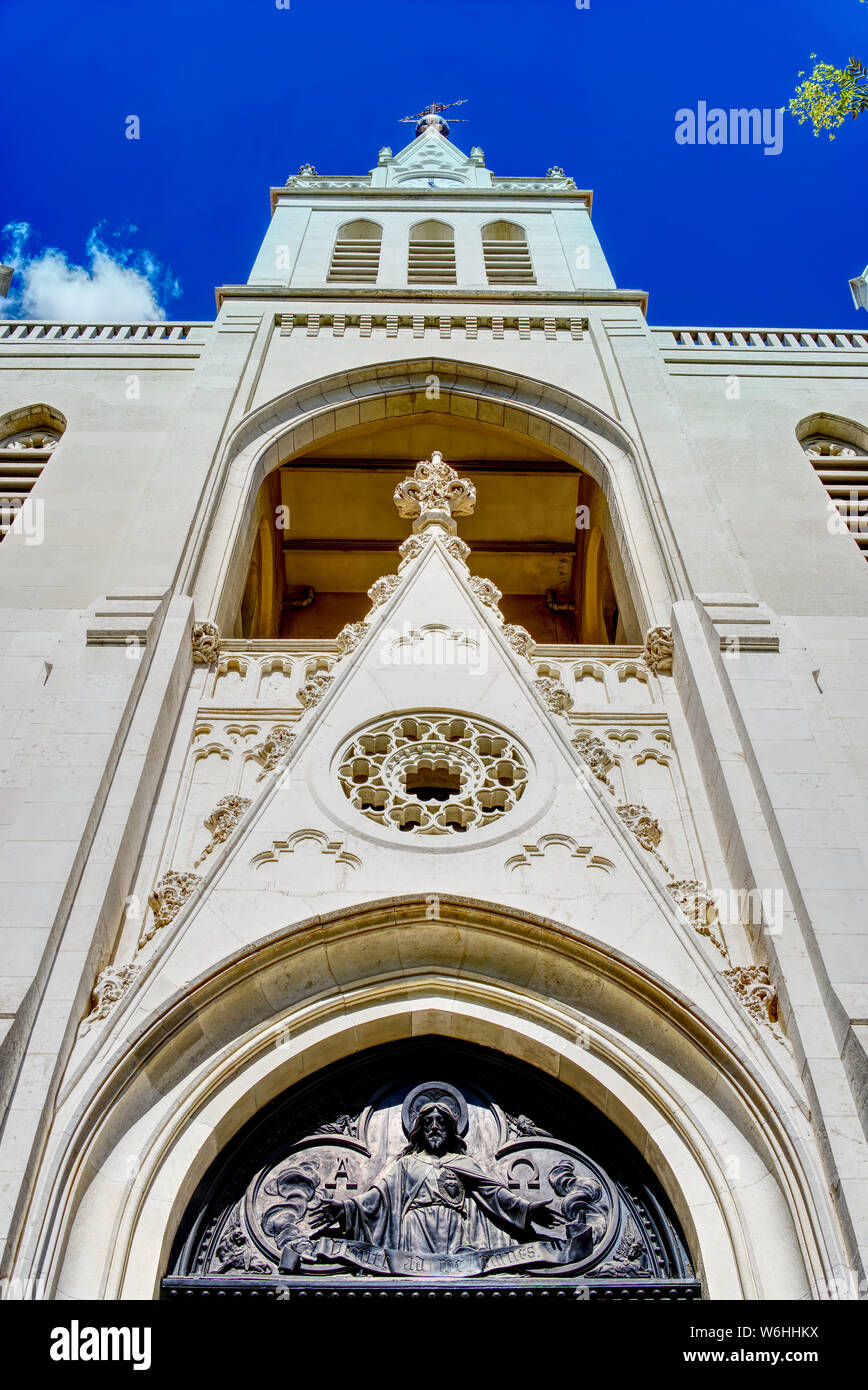 Die Westfassade der Kirche und das Kloster der Salze Unserer Lieben Frau von der Heimsuchung in der Calle de Santa Engracia, Madrid, Spanien Stockfoto