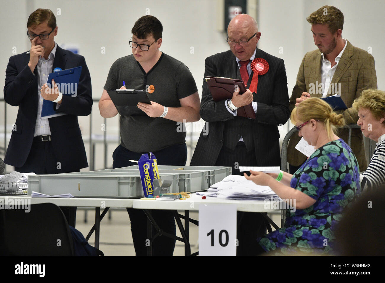 Beobachter der Parteien beobachten während der Auszählung der Stimmen in den Brecon und Radnorshire Nachwahl auf der Royal Welsh Showground, Llanelwedd, Builth Wells. Stockfoto