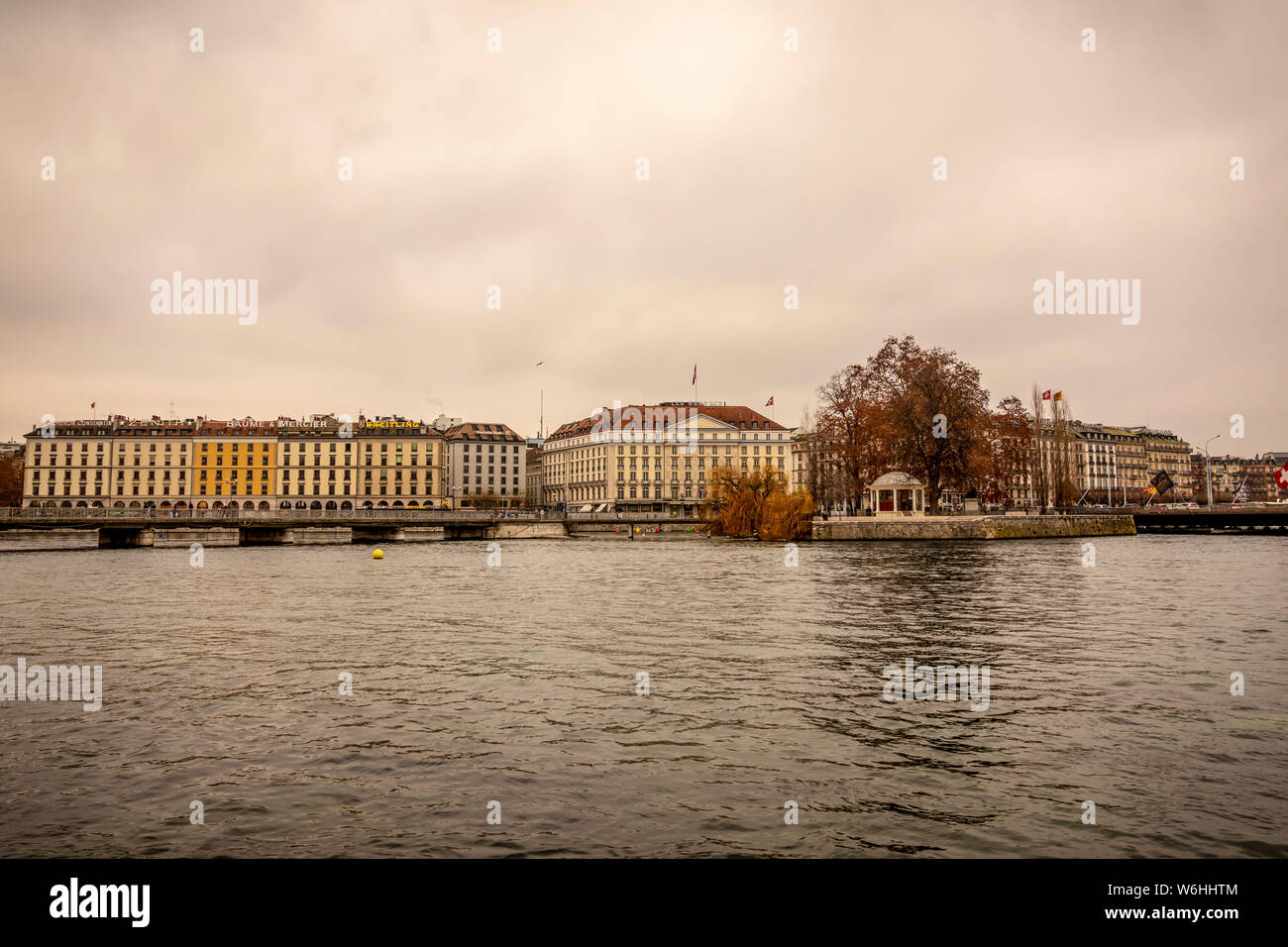 Bunte Wohngebäude am Wasser entlang des Genfer Sees; Genf, Genf, Schweiz Stockfoto