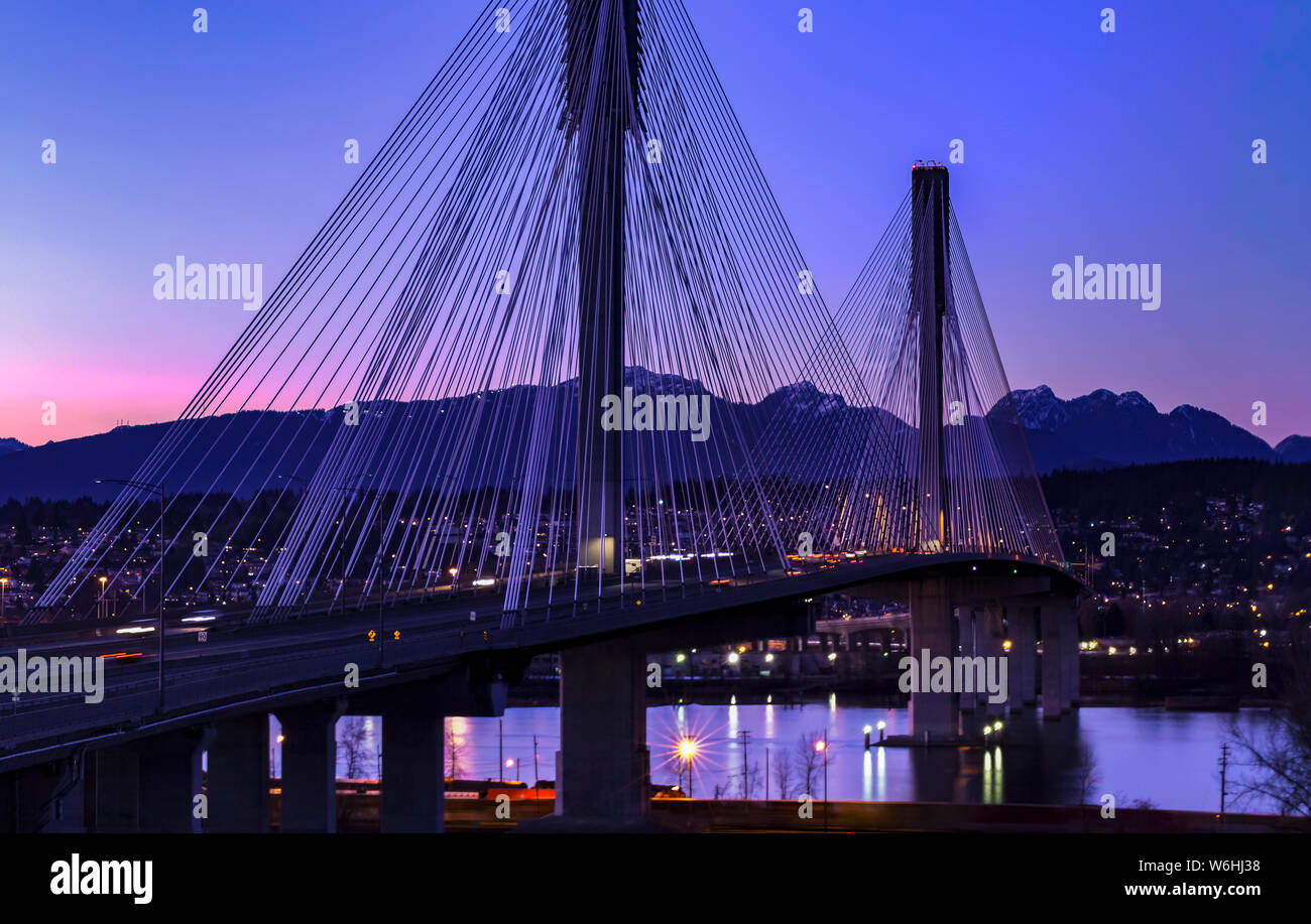 Port Mann Bridge in der Dämmerung, aus Surrey gesehen in Coquitlam, Surrey, British Columbia, Kanada Stockfoto