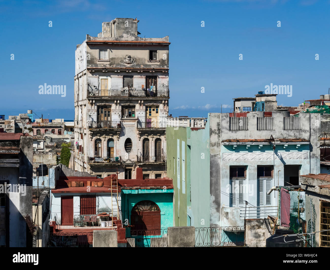 Ein altes Wohnhaus mit verwitterten Fassade, die sich vor blauem Himmel, Havanna, Kuba Stockfoto