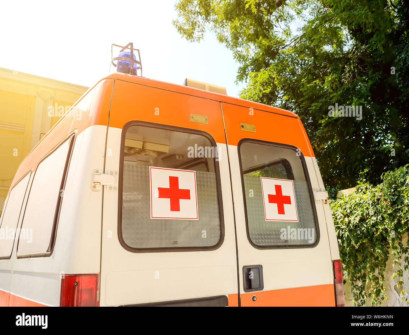 Varna, Bulgarien, 22. Juli 2019. Stationäre weiße Rettungswagen mit dem roten Kreuz auf dem Windows an einem sonnigen Sommertag. Eine Emergency Medical Service van. Stockfoto