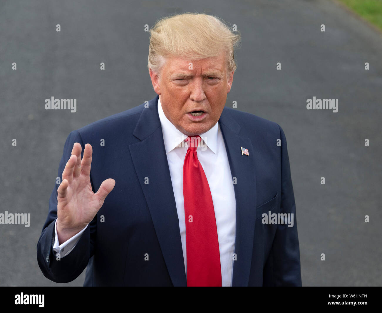 Präsidenten der Vereinigten Staaten Donald J. Trumpf macht Anmerkungen zu den Reportern im Weißen Haus in Washington, DC, vor dem Boarding Marine One für eine Reise nach Cincinnati, Ohio, wo er an einer fundraising Ausschuss Empfang teilnehmen werden und Erläuterungen bei einem Amerika wieder einmal Super Rally am Donnerstag, 1. August 2019. Quelle: Ron Sachs/CNP/MediaPunch Stockfoto