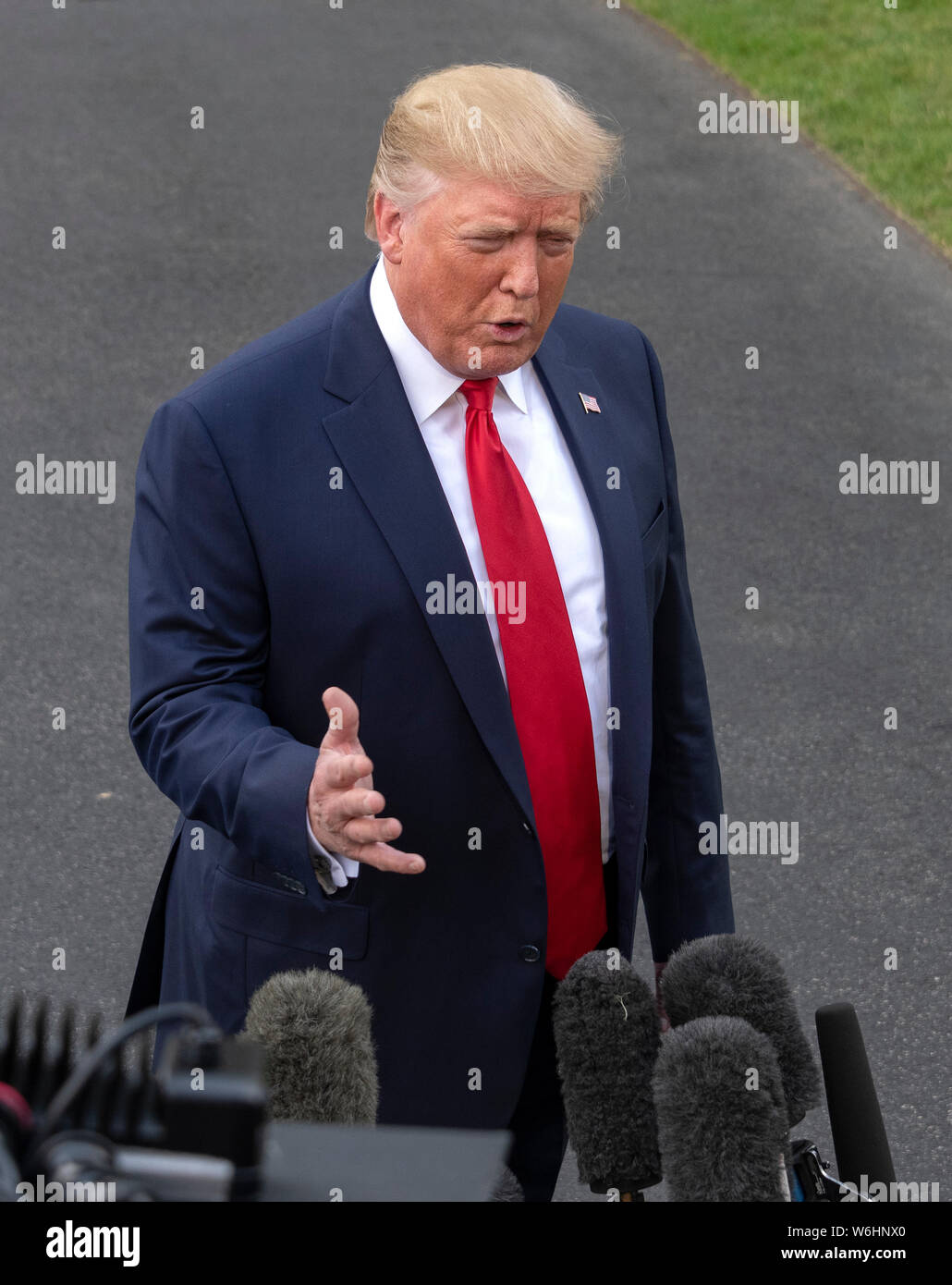 Präsidenten der Vereinigten Staaten Donald J. Trumpf macht Anmerkungen zu den Reportern im Weißen Haus in Washington, DC, vor dem Boarding Marine One für eine Reise nach Cincinnati, Ohio, wo er an einer fundraising Ausschuss Empfang teilnehmen werden und Erläuterungen bei einem Amerika wieder einmal Super Rally am Donnerstag, 1. August 2019. Quelle: Ron Sachs/CNP/MediaPunch Stockfoto