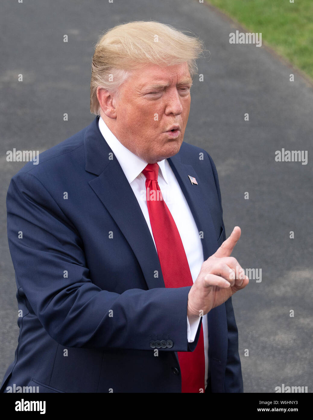 Präsidenten der Vereinigten Staaten Donald J. Trumpf macht Anmerkungen zu den Reportern im Weißen Haus in Washington, DC, vor dem Boarding Marine One für eine Reise nach Cincinnati, Ohio, wo er an einer fundraising Ausschuss Empfang teilnehmen werden und Erläuterungen bei einem Amerika wieder einmal Super Rally am Donnerstag, 1. August 2019. Quelle: Ron Sachs/CNP/MediaPunch Stockfoto