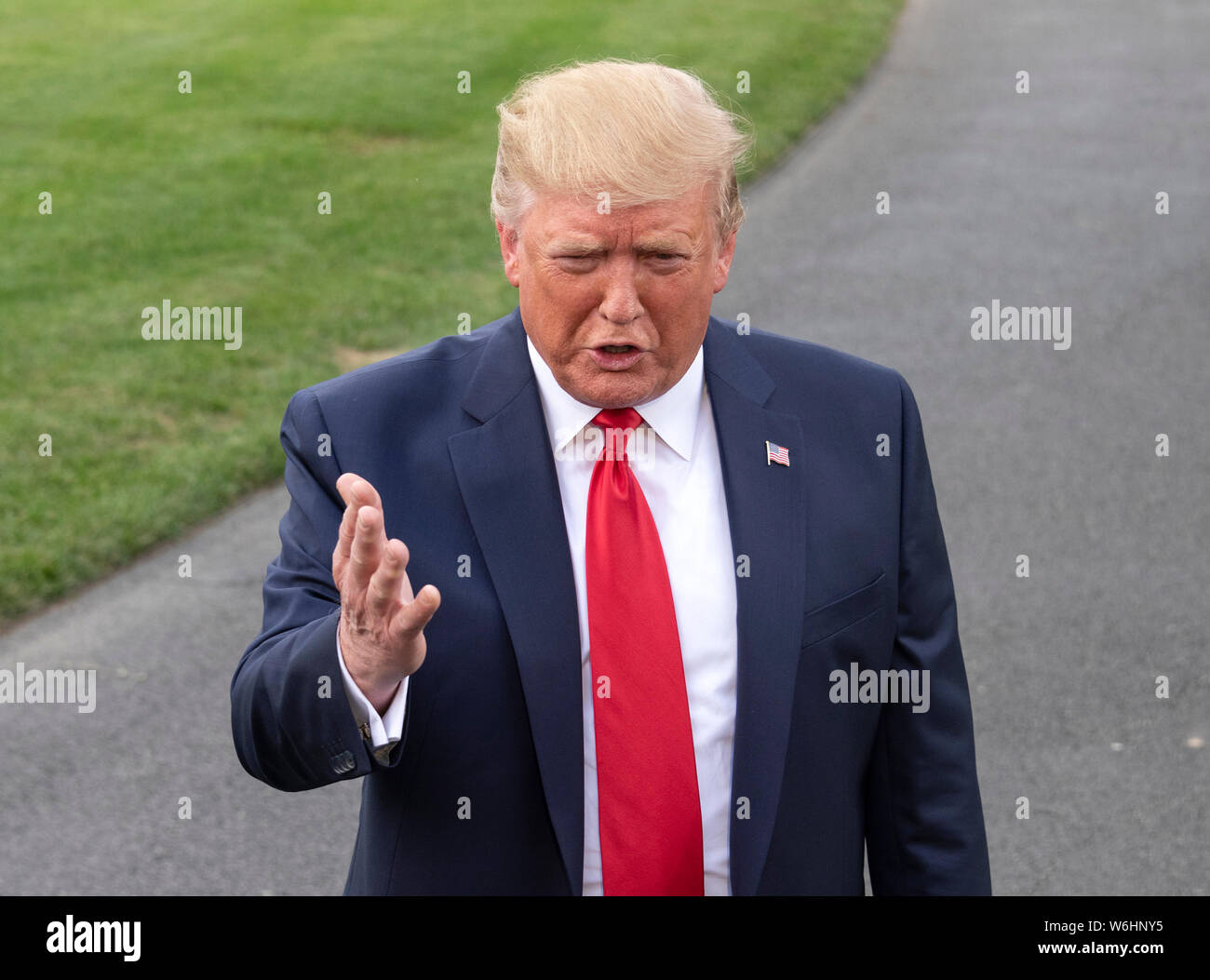 Präsidenten der Vereinigten Staaten Donald J. Trumpf macht Anmerkungen zu den Reportern im Weißen Haus in Washington, DC, vor dem Boarding Marine One für eine Reise nach Cincinnati, Ohio, wo er an einer fundraising Ausschuss Empfang teilnehmen werden und Erläuterungen bei einem Amerika wieder einmal Super Rally am Donnerstag, 1. August 2019. Quelle: Ron Sachs/CNP/MediaPunch Stockfoto