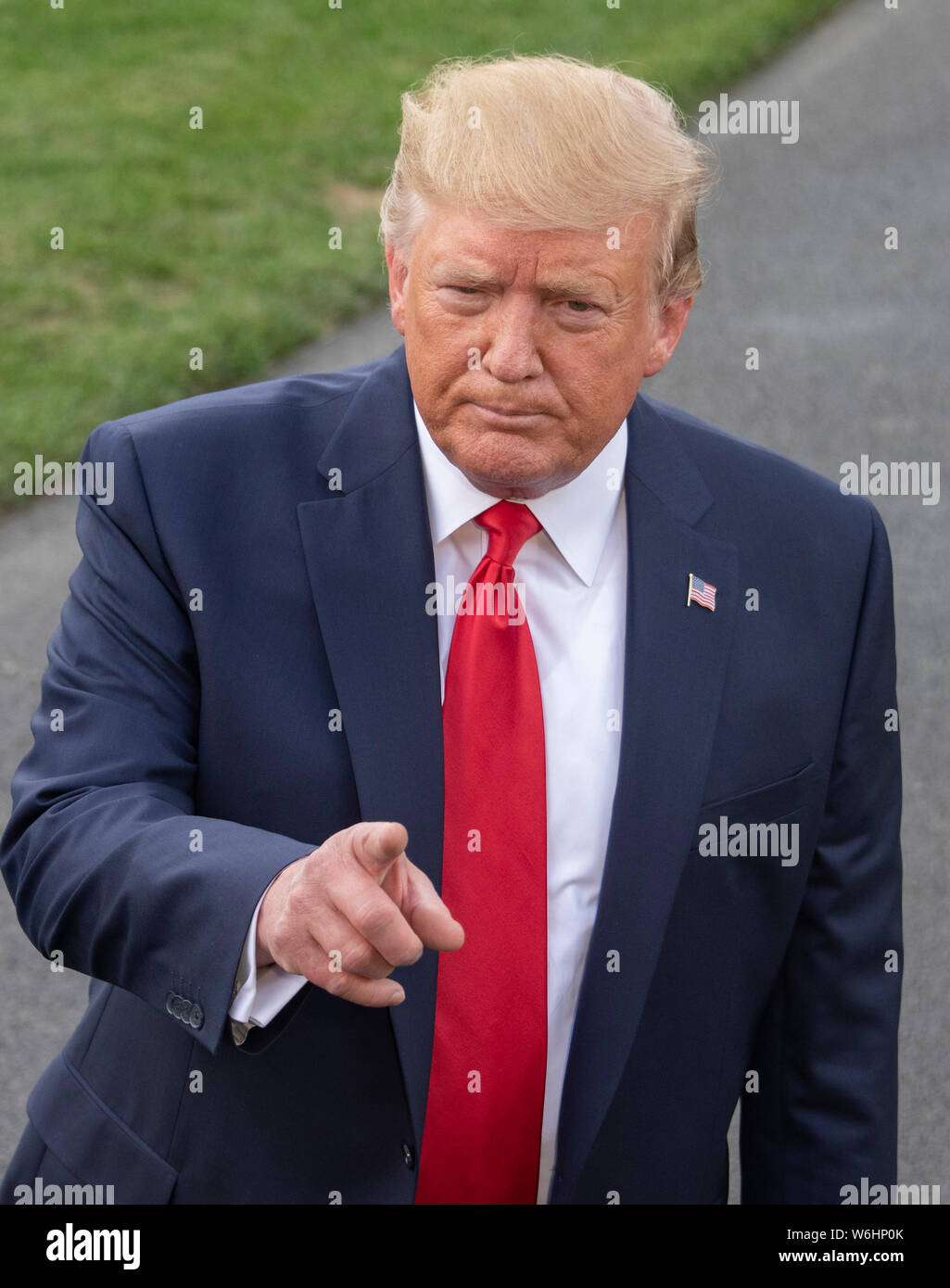 Präsidenten der Vereinigten Staaten Donald J. Trumpf macht Anmerkungen zu den Reportern im Weißen Haus in Washington, DC, vor dem Boarding Marine One für eine Reise nach Cincinnati, Ohio, wo er an einer fundraising Ausschuss Empfang teilnehmen werden und Erläuterungen bei einem Amerika wieder einmal Super Rally am Donnerstag, 1. August 2019. Quelle: Ron Sachs/CNP/MediaPunch Stockfoto