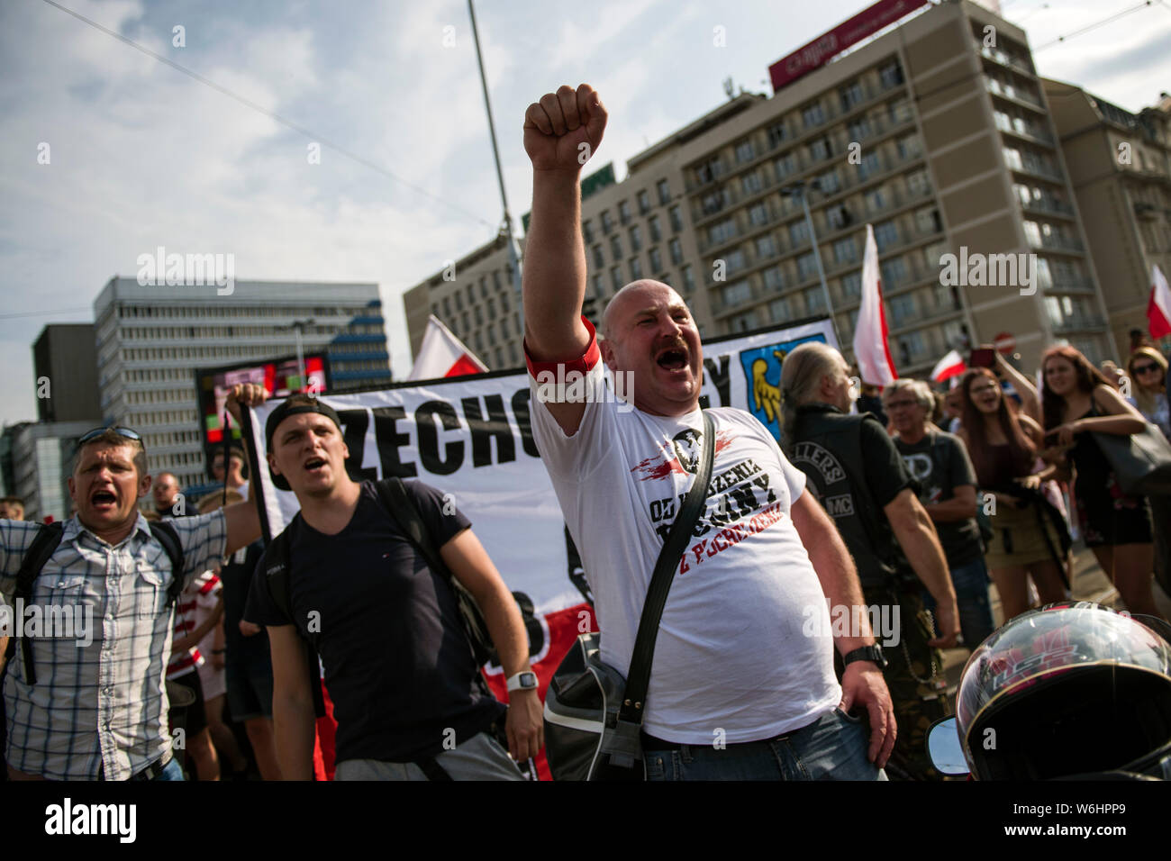 Ein Mann gesehen Rufe nationalistische Parolen im März. Tausende Menschen haben bei einem Marsch durch die Nationalen radikalen Lager (ONR) und andere nationalistische Organisationen organisiert zum 75. Jahrestag des Warschauer Aufstandes zu feiern. Am Denkmal der Aufständischen in Warschau, der März war von der Antifaschistischen und Bürger der Republik Polen (Obywatele RP), die von der Polizei gewaltsam entfernt wurden gesperrt. Der Warschauer Aufstand war die größte militärische Operation von einer Widerstandsbewegung in Europa gegen die deutschen Besatzer während des Zweiten Weltkrieges. Stockfoto