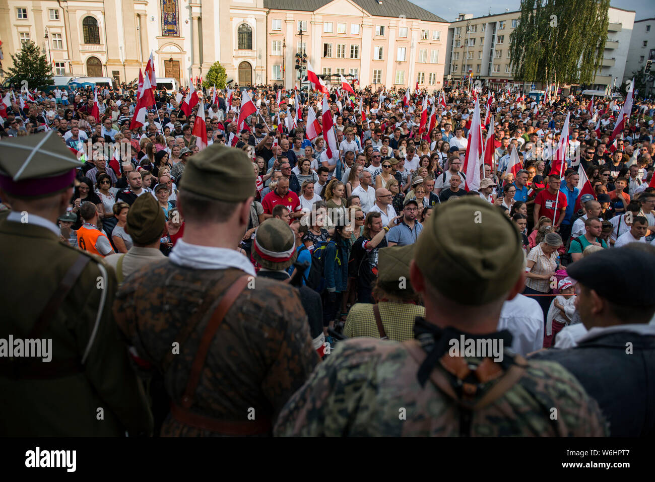 Eine Masse, die mit polnischen Flaggen feiern den 75. Jahrestag des Warschauer Aufstands. Tausende Menschen haben bei einem Marsch durch die Nationalen radikalen Lager (ONR) und andere nationalistische Organisationen organisiert zum 75. Jahrestag des Warschauer Aufstandes zu feiern. Am Denkmal der Aufständischen in Warschau, der März war von der Antifaschistischen und Bürger der Republik Polen (Obywatele RP), die von der Polizei gewaltsam entfernt wurden gesperrt. Der Warschauer Aufstand war die größte militärische Operation von einer Widerstandsbewegung in Europa gegen die deutschen Besatzer während des Zweiten Weltkrieges. Stockfoto