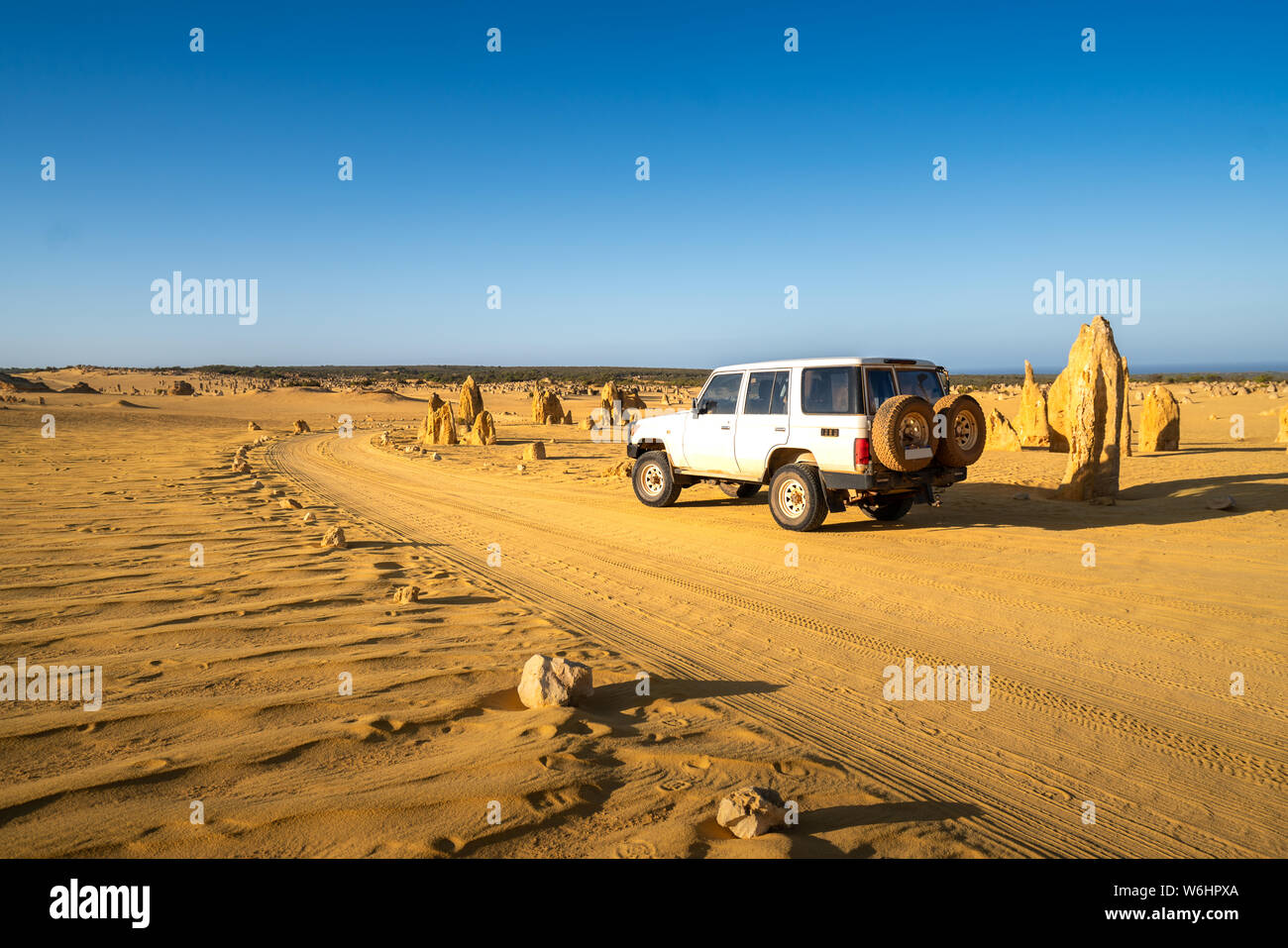 Allradantrieb Auto auf Pinnacles Fahren, Schmutz, Straße in Pinnacles Wüste, Nambung Nationalpark, Western Australia, Australien. Stockfoto