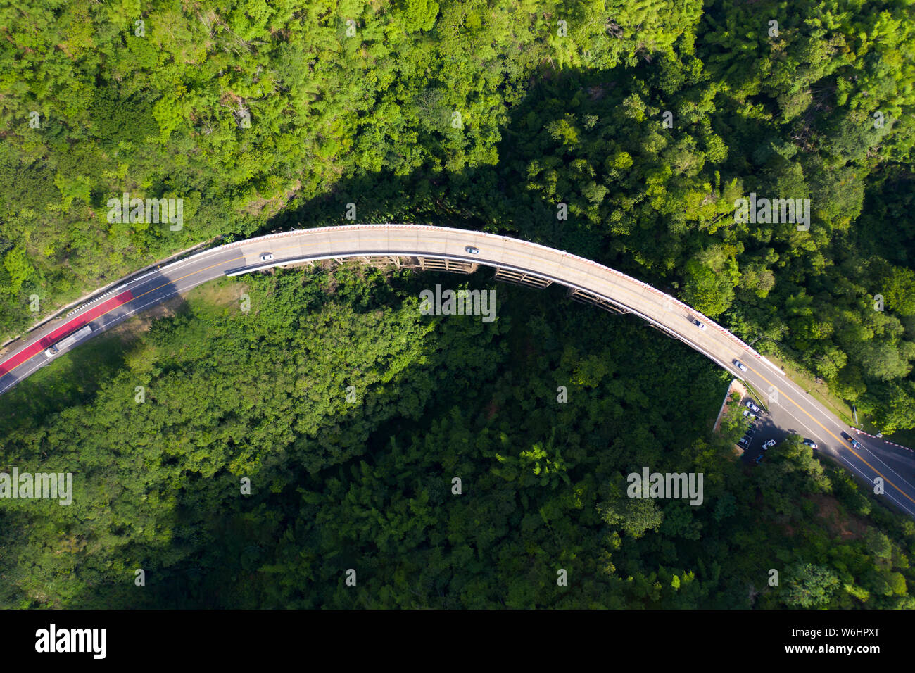 Luftaufnahme über Berg Straße durch tropischen Regenwald Landschaft in Thailand gehen. Stockfoto