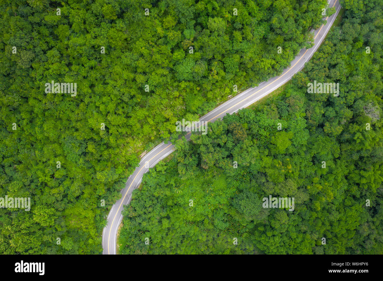 Luftaufnahme über Berg Straße durch tropischen Regenwald Landschaft in Thailand gehen. Stockfoto