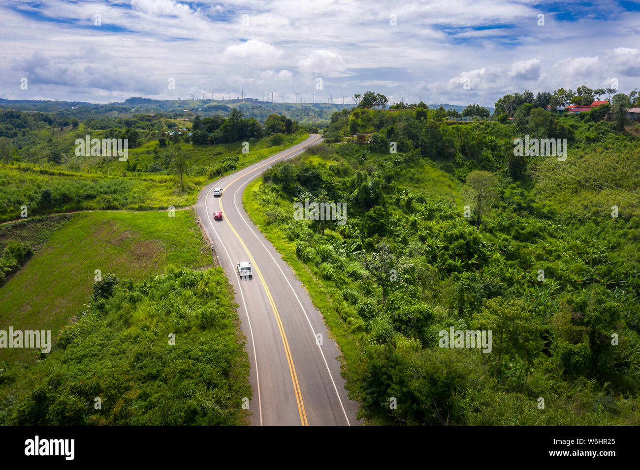 Luftaufnahme über Berg Straße durch tropischen Regenwald Landschaft in Thailand gehen. Stockfoto
