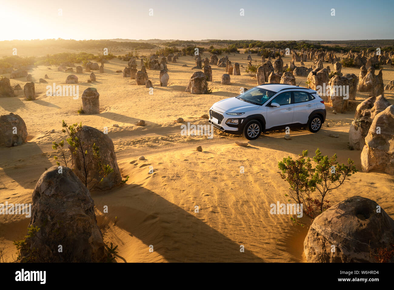 Allradantrieb Auto auf Pinnacles Fahren, Schmutz, Straße in Pinnacles Wüste, Nambung Nationalpark, Western Australia, Australien. Stockfoto