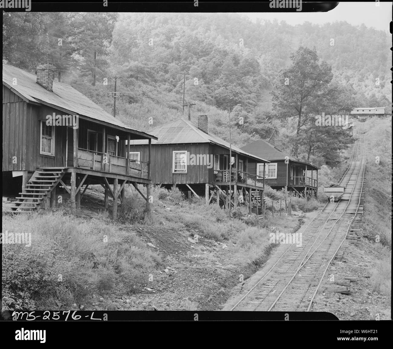 Häuser für Bergleute neben Neigung von TIPPLE (nicht abgebildet) mit Head House (oben rechts). Dixie Darby Kraftstoff Unternehmen, Marne, Lejunior, Harlan County, Kentucky. Stockfoto