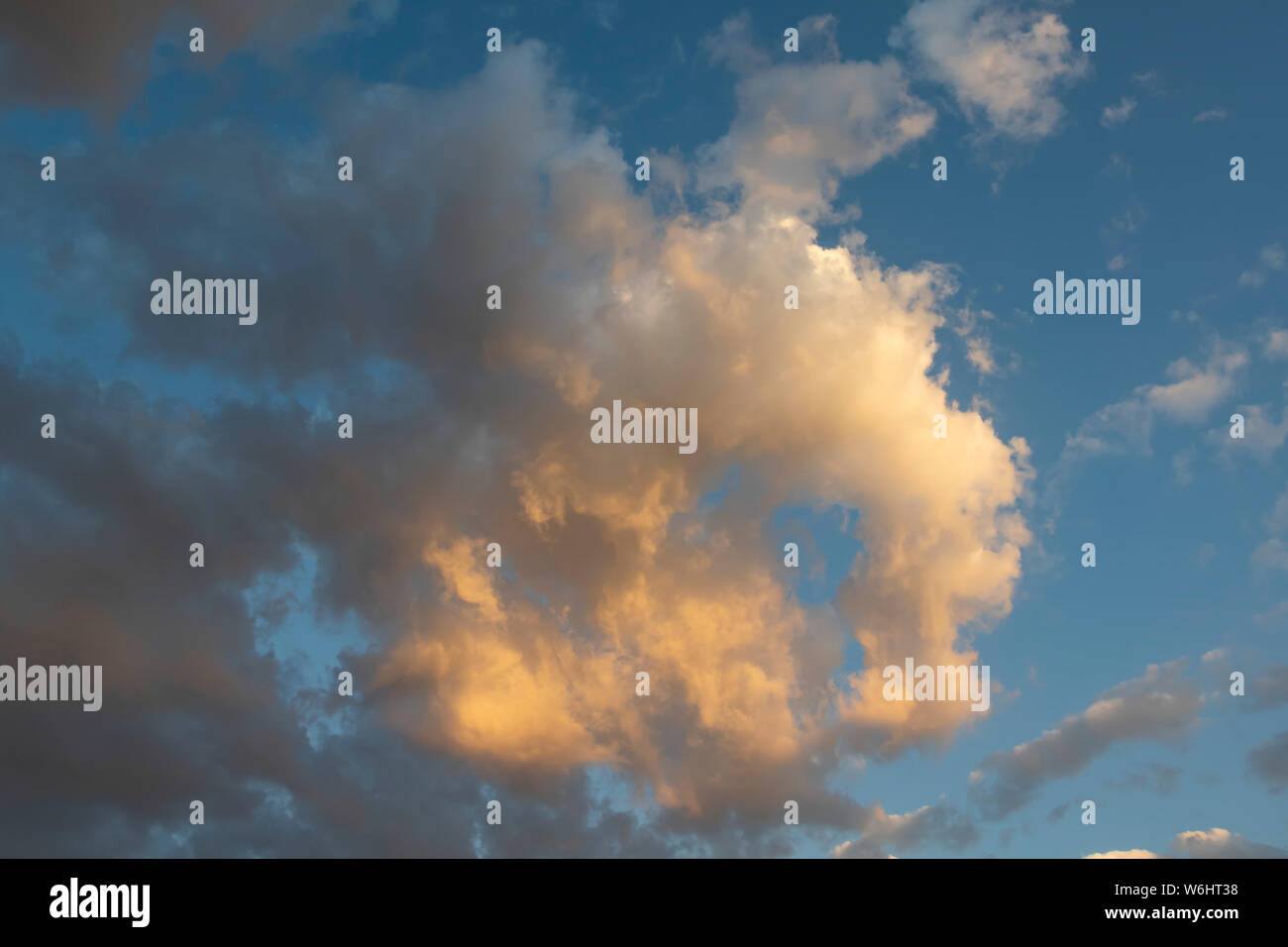 Wolken leuchten mit Sonnenlicht in einem blauen Himmel; Omo Valley, Äthiopien Stockfoto