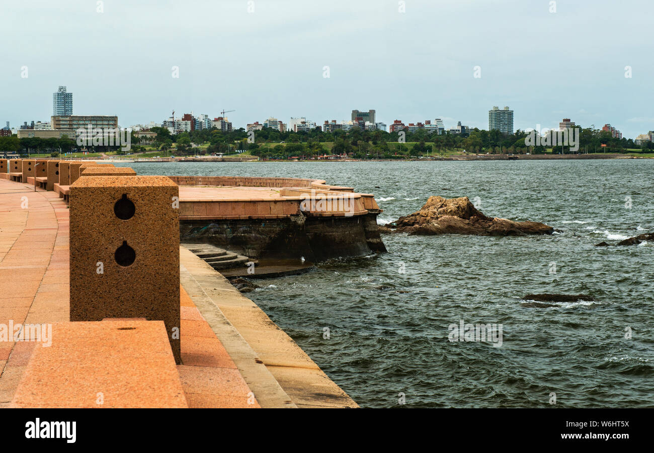 Die Rambla von Montevideo ist eine Allee, die alle entlang der Küste von Montevideo geht, und auch die längste Straße der Welt, Uruguay Stockfoto