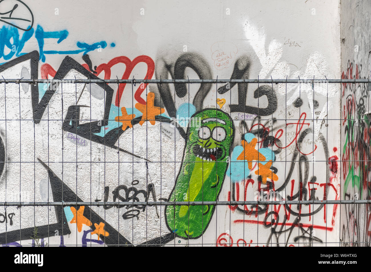 BERLIN, DEUTSCHLAND - 26. September 2018: Nahaufnahme eines Graffiti Kunst der "essiggurke Rick' Charakter der 'Rick und Morty' Cartoon Serie in die gezeichnet Stockfoto