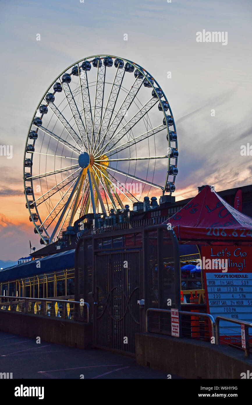 Dämmerung auf Puget Sound in Seattle mit Ferris Wheel Stockfoto