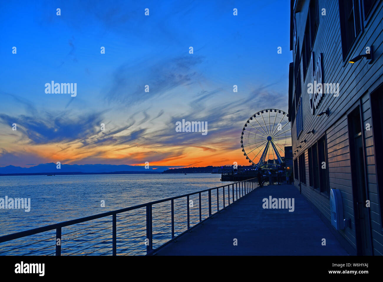 Dämmerung auf Puget Sound in Seattle mit Ferris Wheel Stockfoto