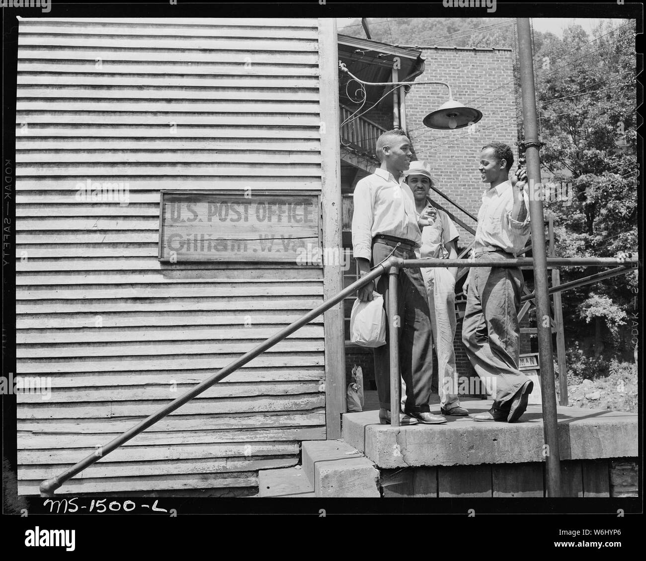 James Robert Howard, rechts, besuche mit anderen Bergleute bei der Post. Howard arbeitet die Nachtschicht. Gilliam, Kohle und Koks, Gilliam Mine, Gilliam, McDowell County, West Virginia. Stockfoto