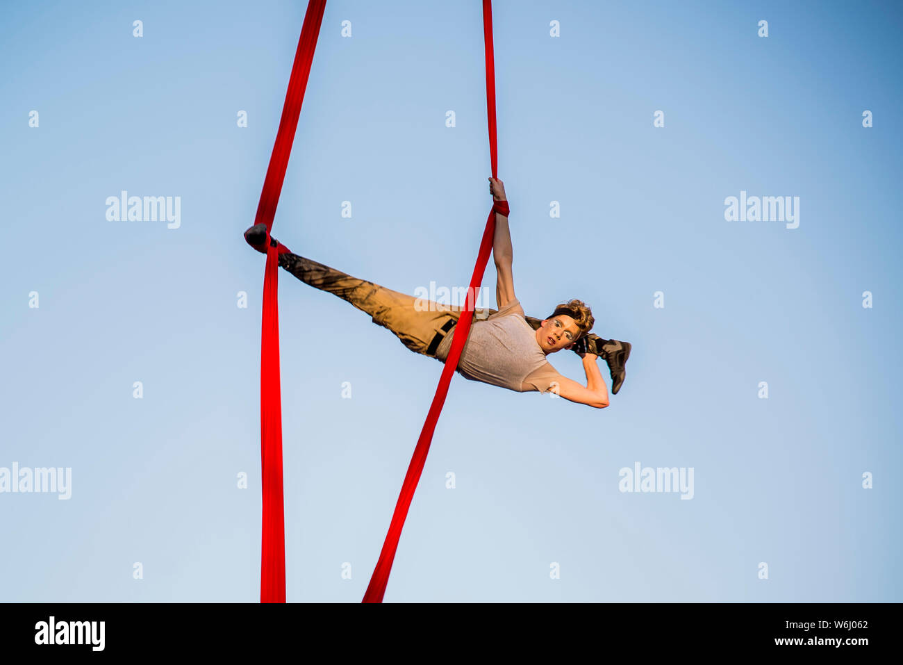 Cirque completement Acrobat Public Show in Montreal Stockfoto