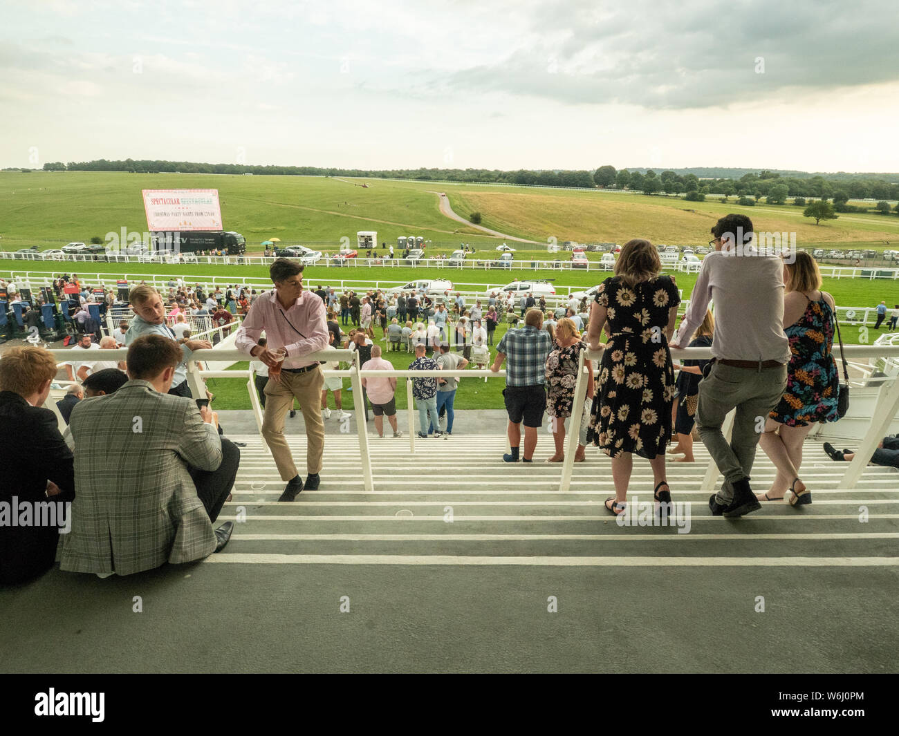 Entspannen Sie sich und genießen Sie den Blick von der Tribüne, Epsom Downs Racecouurse, Epsom, Surrey, England Stockfoto