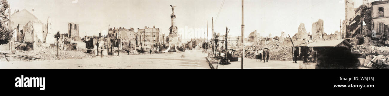 Reims, die Domstadt von Frankreich aus dem Platz der Stadt mit der Kathedrale auf der linken Seite gesehen, ca. 1918 Stockfoto