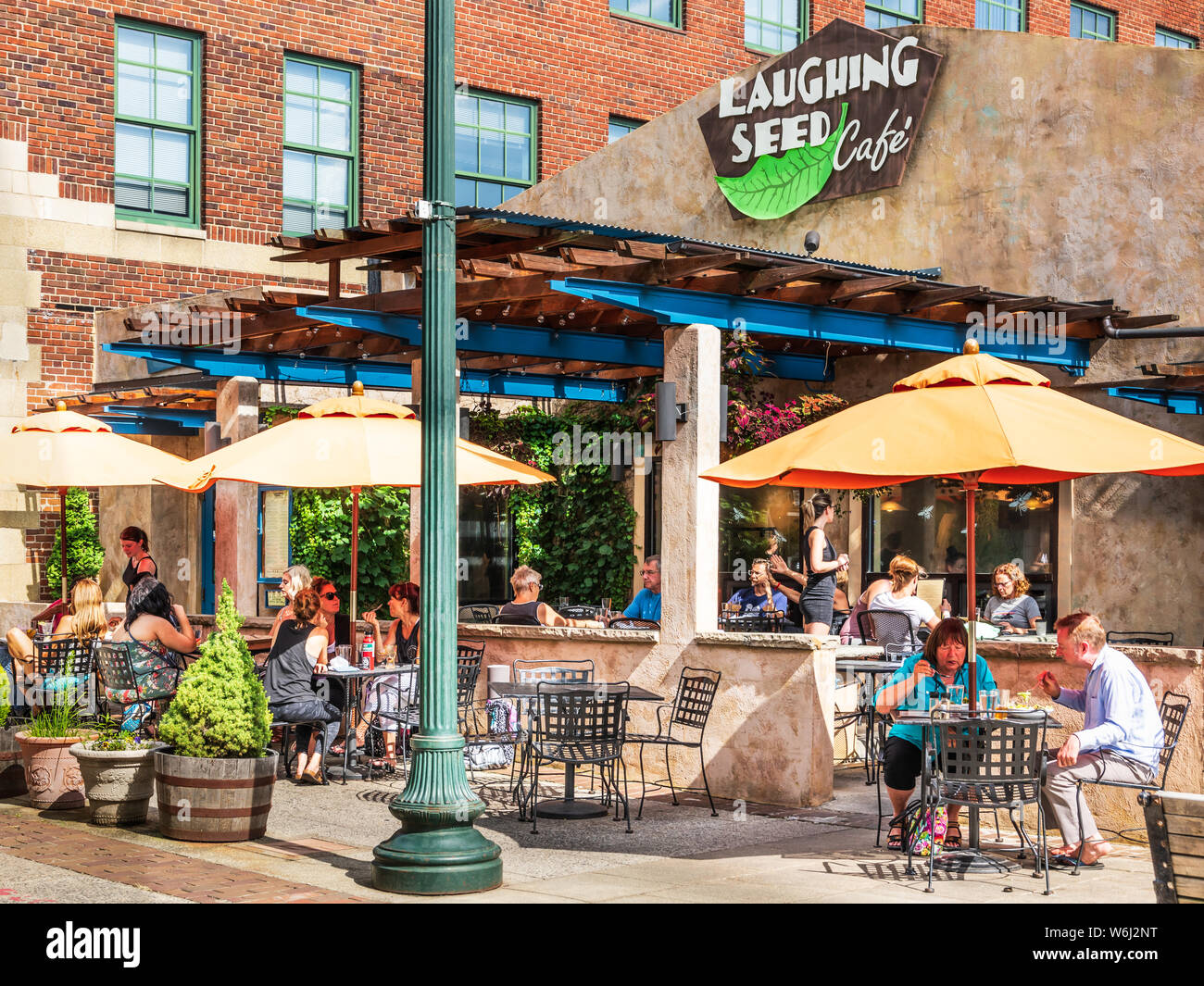 ASHEVILLE, NC, USA-27 19 Juli: Der Lachende Saat Cafe, an der Wall Street in der Innenstadt von Asheville, besetzt ist, mit den Kunden in der Umgebung. Stockfoto