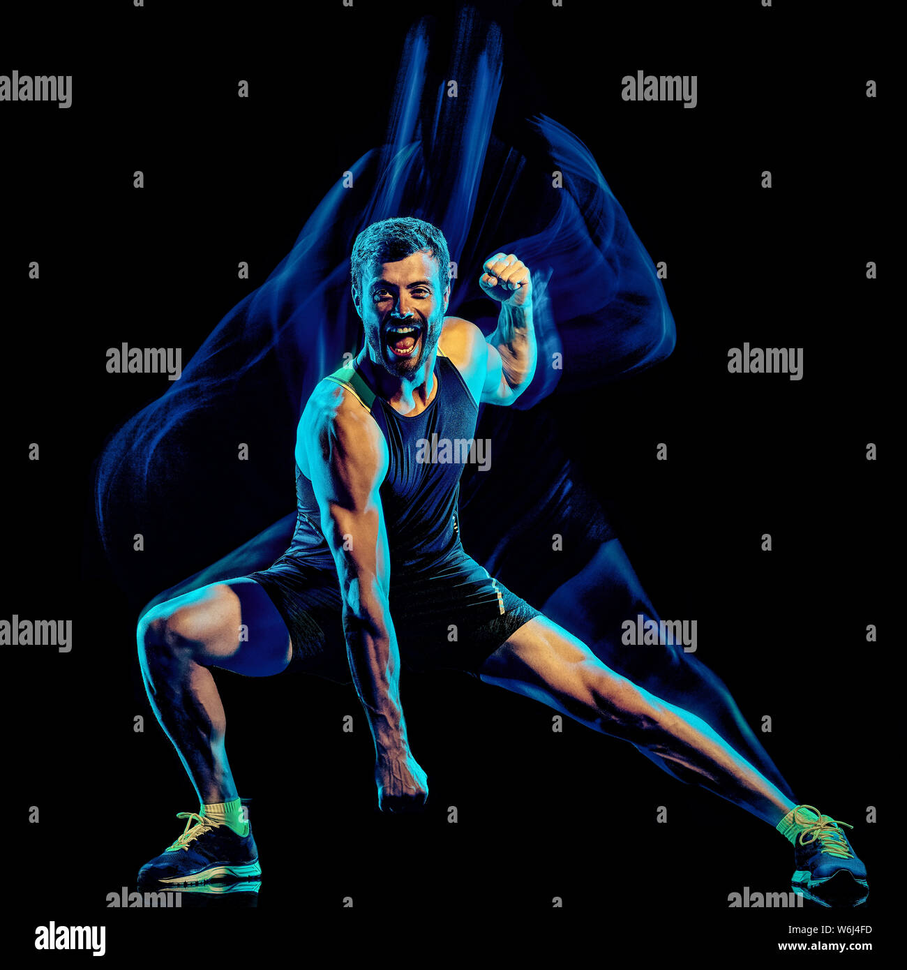 Eine kaukasische player Mann trainieren Fitness Cardio Boxing übung Body Combat studio Schuß auf schwarzen Hintergrund mit Licht malen blur Effekt isoliert Stockfoto
