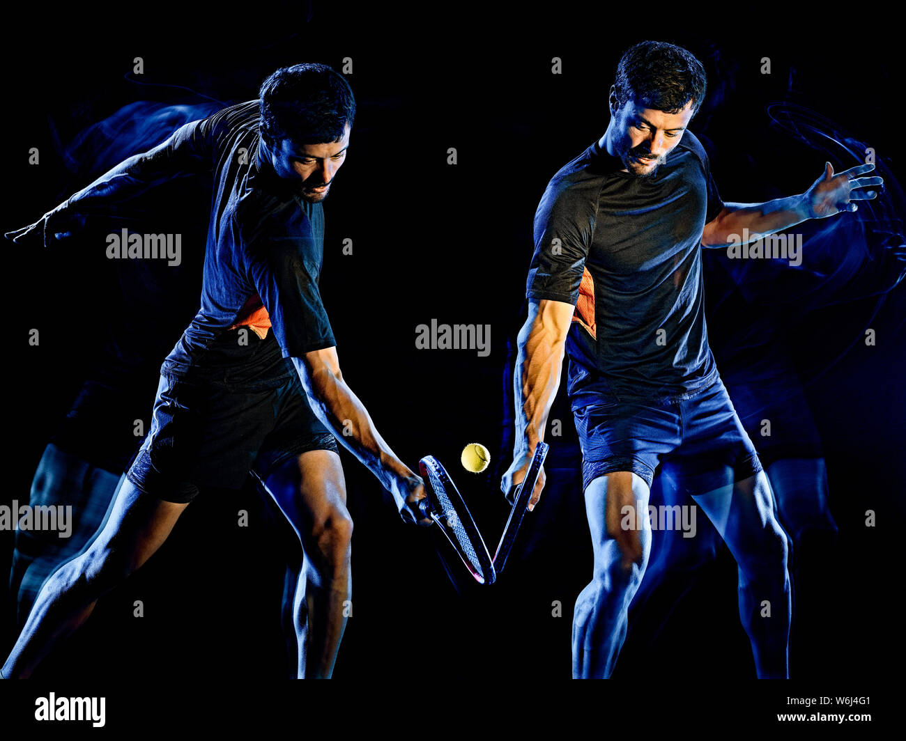 Eine kaukasische Tennis Player Mann studio Schuß auf schwarzen Hintergrund mit Licht malen blur Effekt isoliert Stockfoto