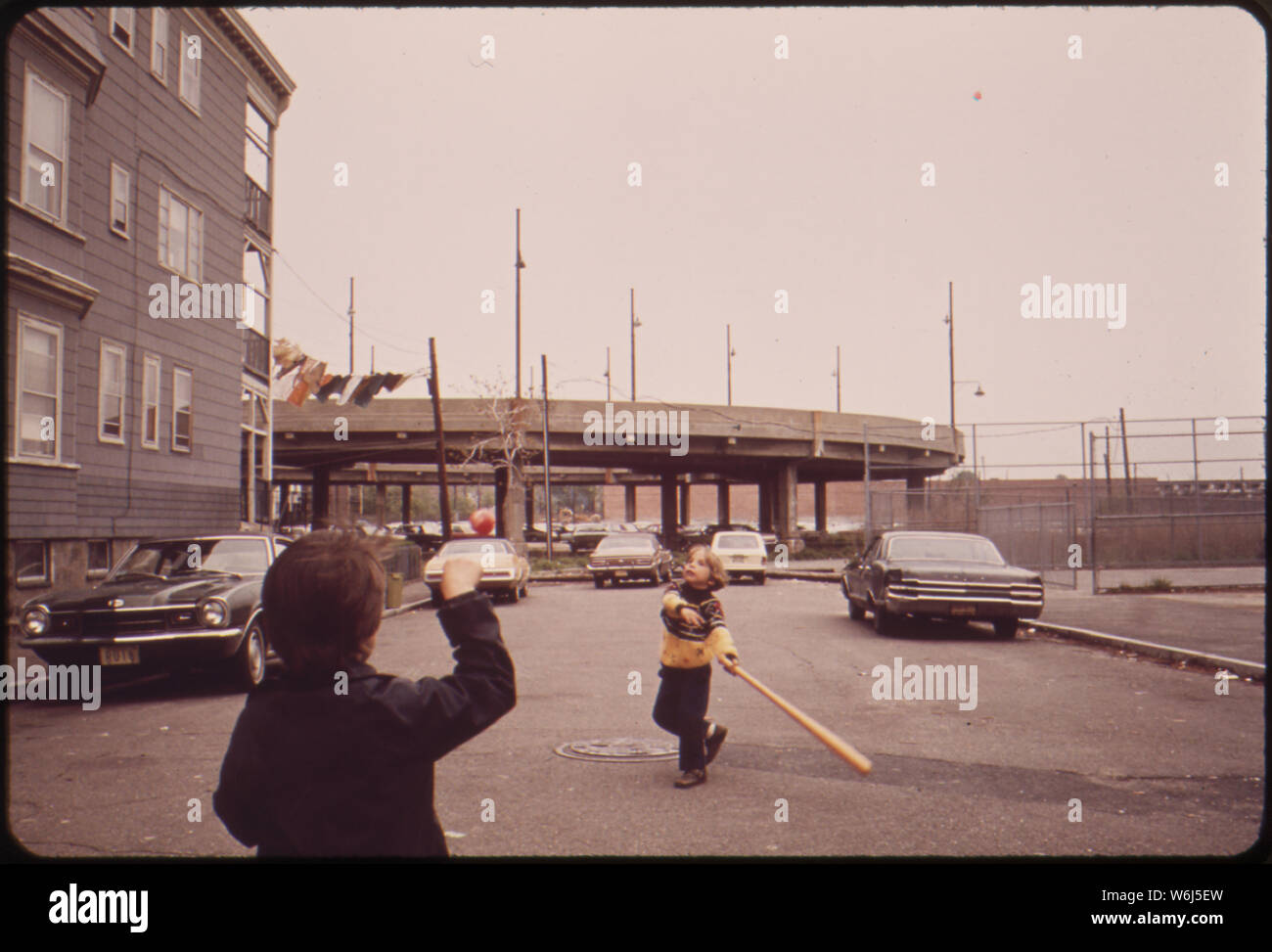 LOGAN AIRPORT AREA. Kinder SPIELEN IN NEPTUN HOF, BEGRENZT DURCH DIE JETZT UNBENUTZT RAMPEN DES HOLZ INSEL BAHNHOF BUSSE EINMAL SCHWANG UM DIESE RAMPEN, ZU DREHEN UND KOPF ZURÜCK FÜR BENNINGTON Street, der Hauptstraße von EAST BOSTON Stockfoto