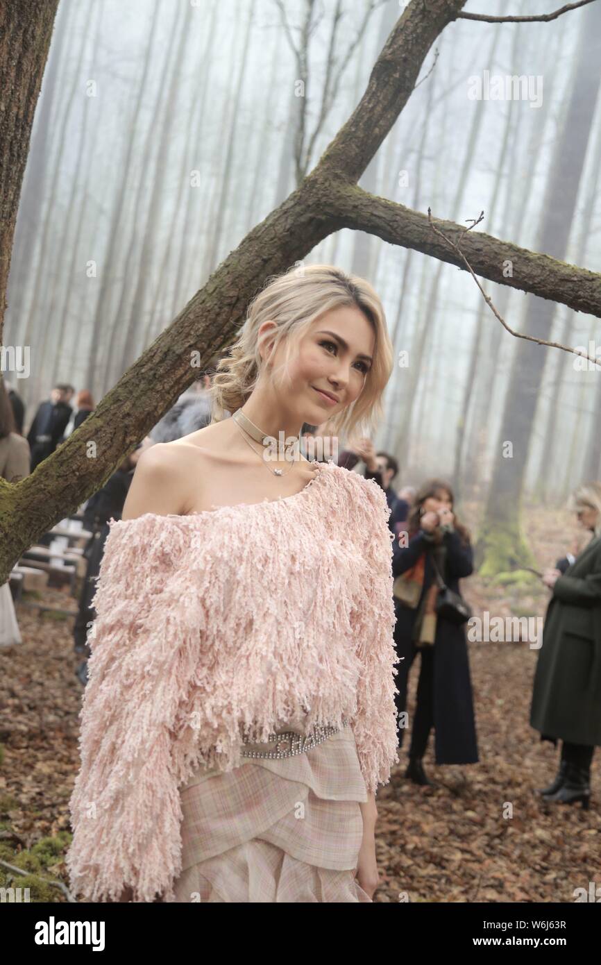 Taiwanesische Schauspielerin Hannah Quinlivan, die Frau des taiwanesischen Sänger und Schauspieler Jay Chou, besucht die Chanel show Während der Paris Fashion Week Herbst/Winter Stockfoto