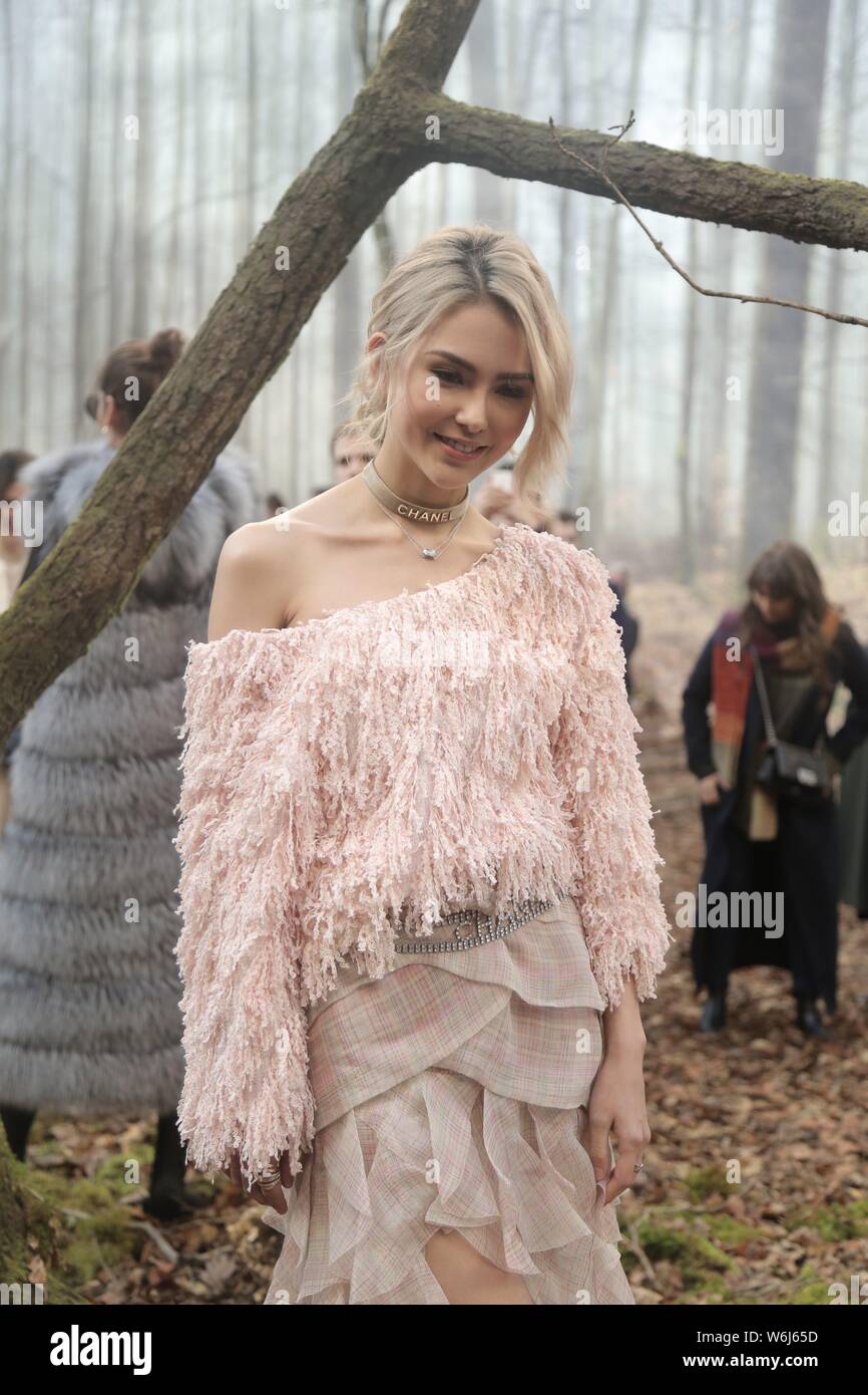 Taiwanesische Schauspielerin Hannah Quinlivan, die Frau des taiwanesischen Sänger und Schauspieler Jay Chou, besucht die Chanel show Während der Paris Fashion Week Herbst/Winter Stockfoto