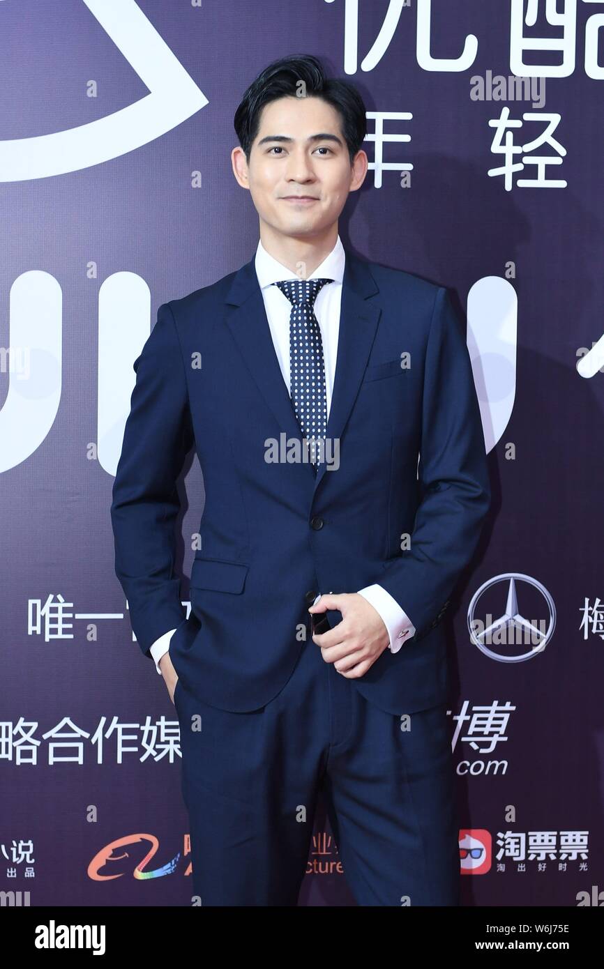 Taiwanesische Sänger und Schauspieler Vic Chou Posen auf dem roten Teppich für die 2018 Jungen Wahl Youku Auszeichnungen in Beijing, China, 30. März 2018. Stockfoto